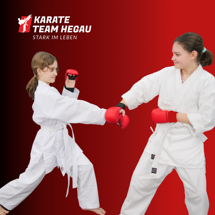 Zwei Mädchen im Karate Anzug machen Karate Techniken. Beide sind sehr selbstbwusst. Beide haben den weißen Gürtel. 