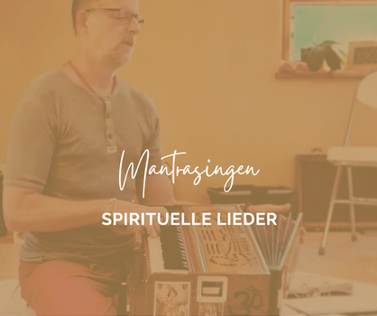 Gruppe beim Mantrasingen Kirtan