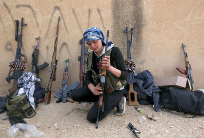 Kurdisk kvinde fra PYD/PKKs ”folkeforsvarsenheder” (YPG)