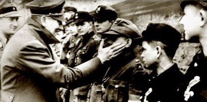 Hitler hilser på bl.a. drenge fra Hitlerungdommen før kamp