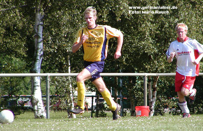 Holtland-Trainer Jörn Janssen trug viele Jahre das Germania-Trikot. Hier eine Szene aus einem Pokalspiel in Veenhusen im Jahr 2004.