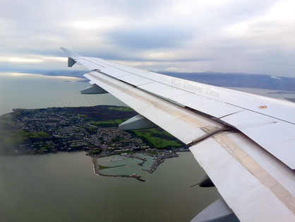 Anflug auf Dublin , über Howth. Ein Flickenteppich aus Meer und grünen Feldern.