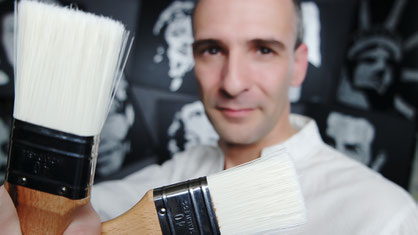 Erik black painting avec ses pinceaux
