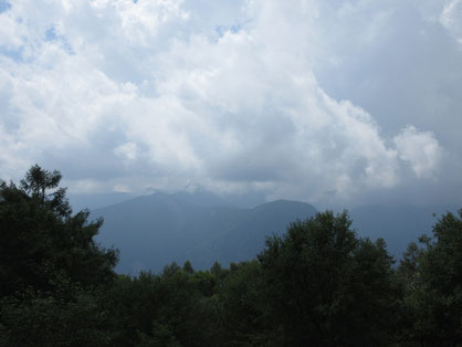 雲モクモクで全く白峰三山が見えない夜叉神峠の展望