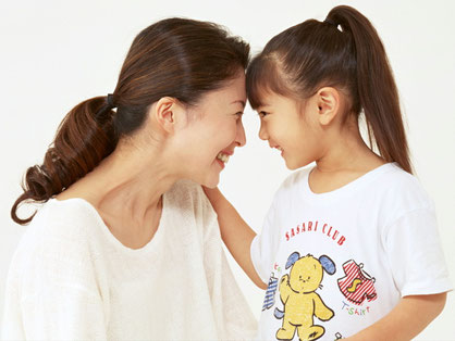 お母さんと子どもがおでこを合わせて笑っている写真