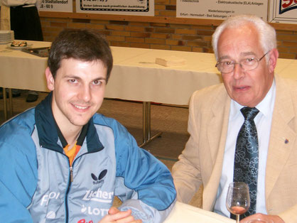 Herbert Freiberger im Jahr 2007 mit Timo Boll beim Glas Wein