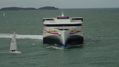 Le HSC Condor Liberation faisant demi-tour devant le port de Saint-Malo en vue de son amarrage.