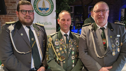 Oliver Söhl (Mitte) nimmt für die Jugend den Förderpreis entgegen