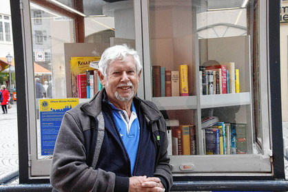 Siegfried Schaller aus Tuningen ist einmal im Monat in Villingen auf der Suche nach neuen Bücher-Schätzen. | Bild: Sebastian Küster