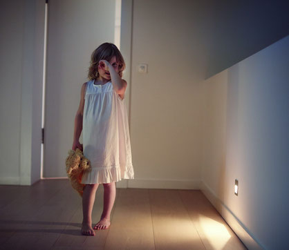 Automatisiertes Licht an Stufen und Durchgängen macht den nächtlichen Weg zu den Eltern einfach sicherer. (Foto: Hager Vertriebsgesellschaft)