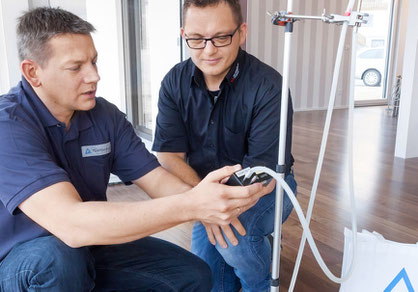 Bei den Raumluftmessungen am Tag der Hausabnahme werden VOC (Volatile Organic Compounds = Flüchtige Organische Verbindungen) und Aldehyde gemessen. Foto: SchwörerHaus_TÜV Rheinland_Sentinel Haus Institut