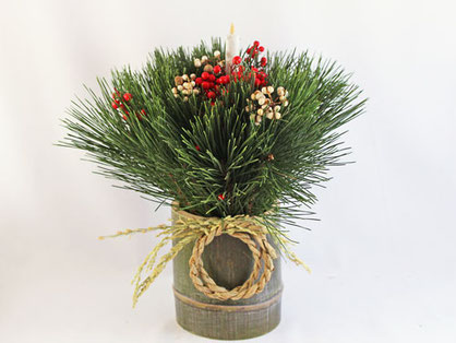 松と南天、ハスのお正月飾り 特産のハスの蓮台をアクセントに！ 六