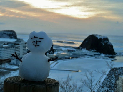 夕陽台の雪だるま。