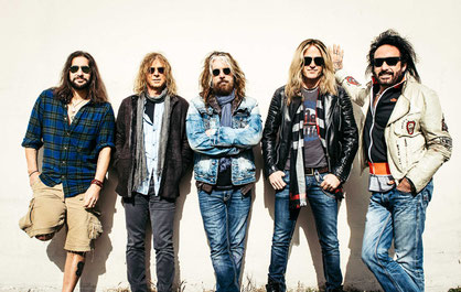 Photo von links nach rechts: Brian Tichy (drums), David Lowy (guitars), John Corabi (vocals), Doug Aldrich (guitars), Marco Mendoza (bass) Photo credit: The Dead Daisies