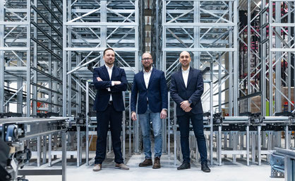 Die beiden Geschäftsführer von ROCKETSOLUTION, Florian Vent und André Nowinski, und Tobias Weber, Leiter Fertigung ROCKETSOLUTION (v.l.n.r), ziehen positive Ein-Jahres-Bilanz für das Shuttle-System RSX1. 