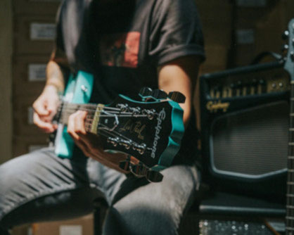 Junge nimmt Gitarrenunterricht in München Schwabing