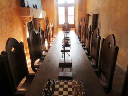 séjour en famille au chéteau médiéval La Salle à manger au château-fort de Tennessus