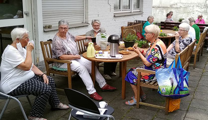 kfd auf der Terrasse des Gemeindeheims