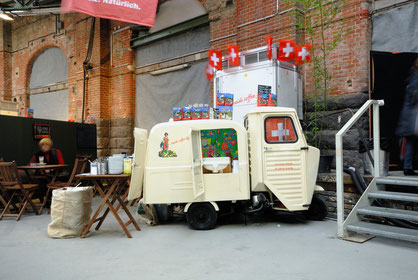 Oldtimer-Espressobar für Kaffeespezialitäten. Citroën mit Holzvergaser.