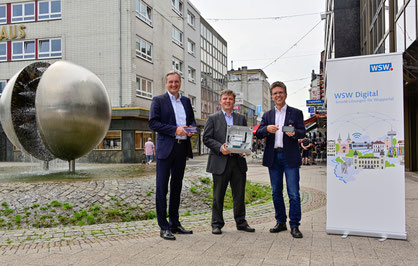Einweihung WLAN in Barmen mit Markus Hilkenbach (WSW), Sören Högel (WSW) und Thomas Helbig (ISG) am 12. August 2021