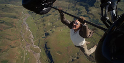 Non, Ethan Hunt (Tom Cruise) ne prend pas toujours l'avion en classe Affaires (©Paramount Pictures).