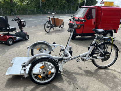 Ein Rollstuhlfahrrad in Silber.