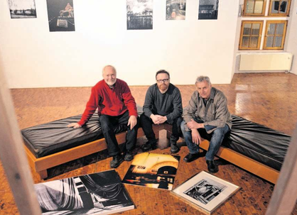 Friedhelm Grosse (v. l.), Robert Schäfer und Jens Schultze zeigen bei der Ausstellung fotografische Kunstwerke, die mit dem Betrachter kommunizieren. Foto: DM