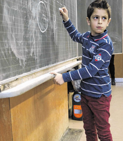 An der Tafel macht Rein schon eine gute Figur. Mit Liedern, Reimen und Spielen lernen die Kinder immer mehr Wörter kennen und können sich schon bald im Schulalltag zurecht finden. Foto: B. Zilkens