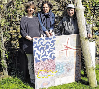 Birgit Engelen, Käthe Loup und Christel Wermuth (v. r.) sowie Mark Prouse, Angela Mainz und Irmelis Hochstetter zeigen ihre Kunstwerke an zwei Wochenenden am Hammerberg. Foto: Dirk Müller