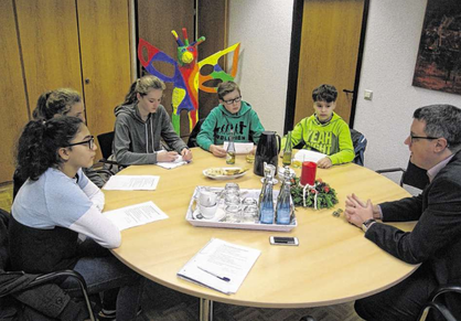 Stolbergs Bürgermeister Dr. Tim Grüttemeier stellte sich den Fragen einiger Schüler. Foto: Stadt Stolberg