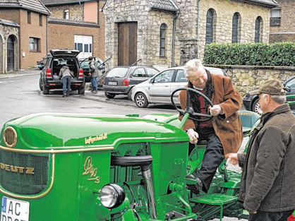 Peter Dohmen auf seinem wieder auf Hochglanz polierten Traktor. Foto: Diana Dohmen