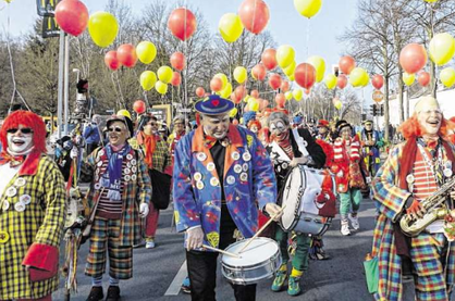 Eine bunte Truppe: Die Clowns führen den Rosenmontagszug an. Foto: Schmitz-Grabert