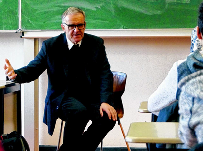 Weihbischof Johannes Bündgens hat die 8c des Stolberger Ritzefeld-Gymnasiums besucht. Foto: Benjamin Zilkens