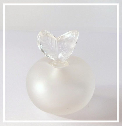2)  FILLE D'EVE - FLACON POMME EN CRISTAL SATINE - BOUCHON FEUILLES EN CRISTAL TRANSPARENT