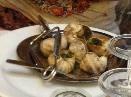 これはフランスで食べたエスカルゴ。日本のカタツムリとは違って貝のような形をしている?