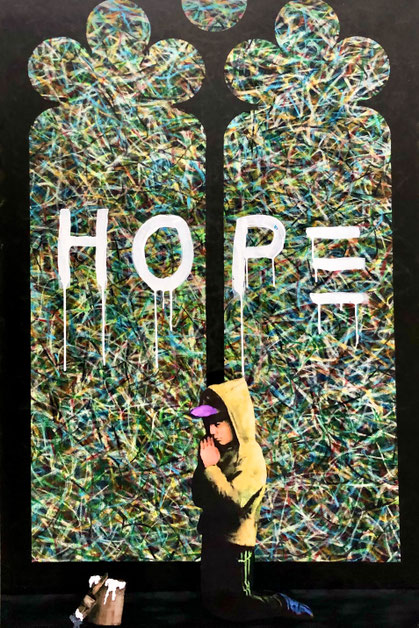 Das Kunstwerk HOPE von Divo Santino, ein handgemaltes Pop-Art Unikat auf Leinwand, das Street-Art-Elemente mit einer spirituellen Symbolik vor bunten Kirchenfenstern verbindet