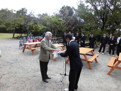 指定管理者・沖縄美ら島財団の常務理事・花城より記念品を贈呈しました