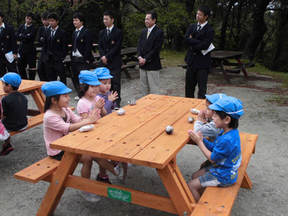 利用者第一号のあすなろ東保育園の園児(約20名)に焼き芋を振る舞いました。「いっただーきまーす」