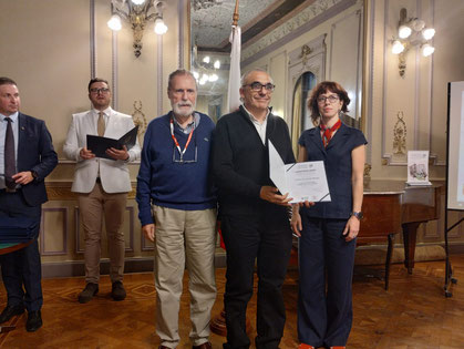 Leopoldo Fidyka recibiendo el diploma de curso de Historia de Polonia