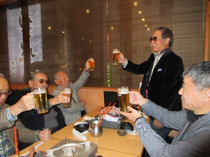 (北千住の居酒屋で忘年会;S.H様の音頭で乾杯)