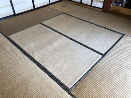 擦れと凹みのある施工前の畳の写真
