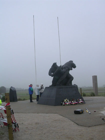 Wuchtiges Mahnmal mit den frischen Veteranen-Kränzen