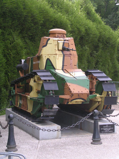 Der französische WW-1-Panzerwagen vor dem Museum, im Museum mit dem Waggon-Fake ist fotografieren verboten!