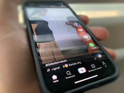 Smartphone iPhone Xs con TikTok