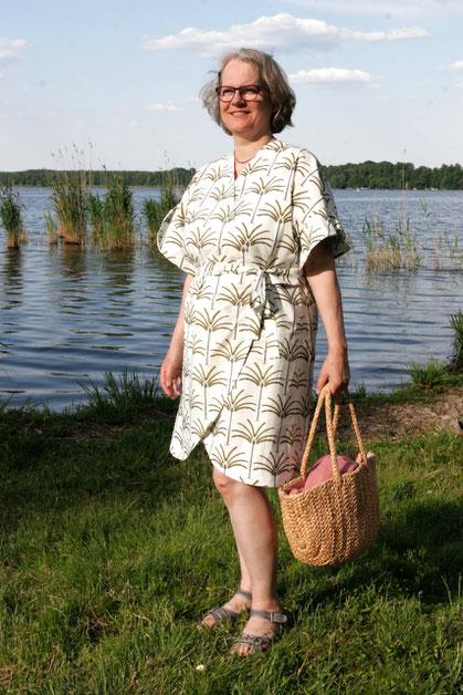 The wrap dress is ideal for hot summer days at the lake. © Griselka 2023