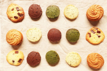 チョコチップ、ココア、抹茶、紅茶のアイスボックスクッキーがナプキンのうえに並べられている。