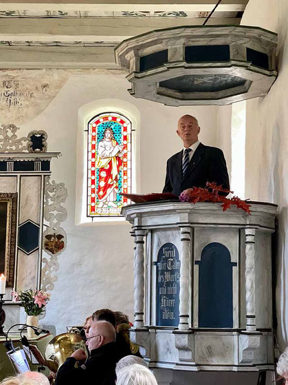 Predigt auf der Kanzel in der Dorfkirche Liepe.