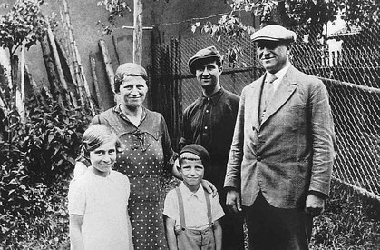 Familie Strauß (ohne Herta) 1936 im Hausgarten