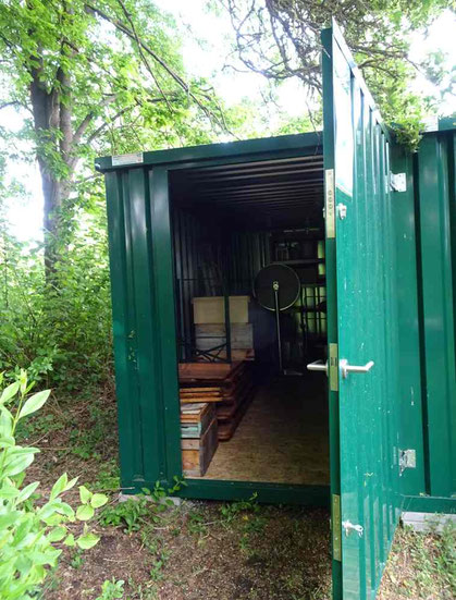 Der neue Container bietet Stauraum für Bienenfutter und Bänke sowie für Schulungsunterlagen. Foto: LAG Aischgrund/Waltraud Enkert