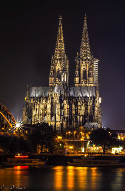 eine Nachtaufnahme des Kölner Doms